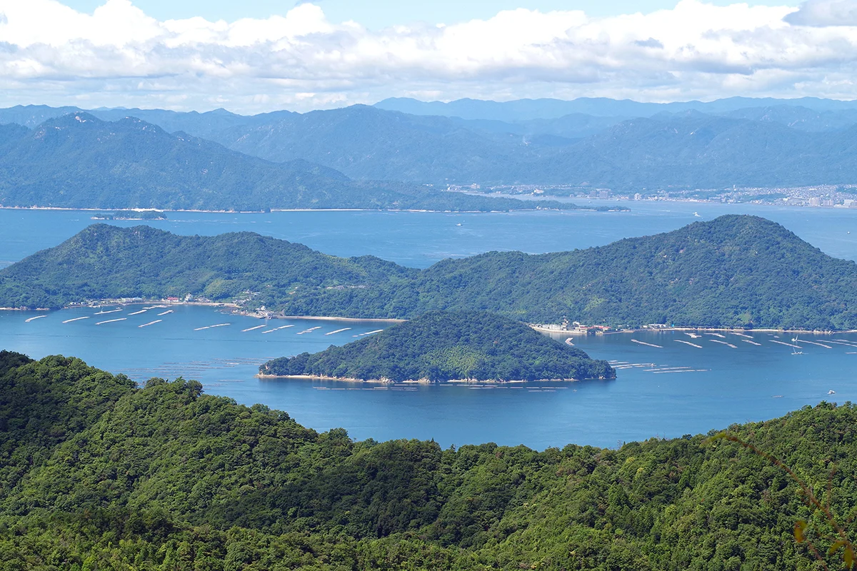 BE AT ONE WITH NATURE. 自然と一体になって働く。