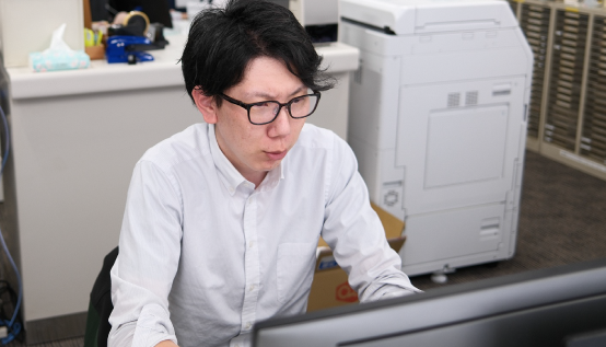 パソコン作業をしている男性