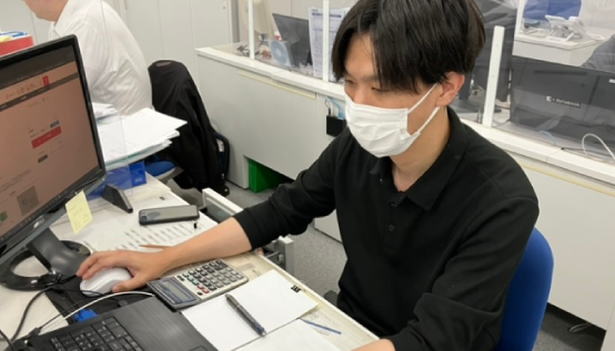 パソコン作業をしている男性