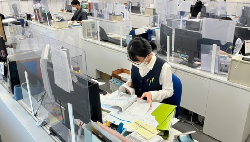 オフィス内で事務作業をする女性